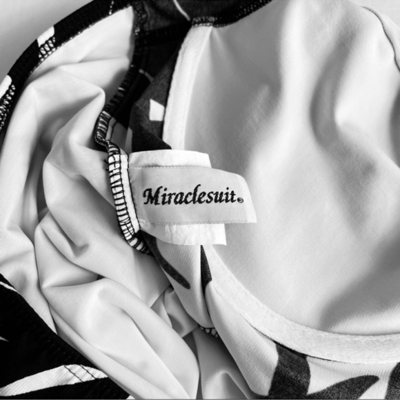 ❤️ Miraclesuit Sanibel One Piece With Black white tropical leaves Swim Suit A61 - Picture 4 of 7